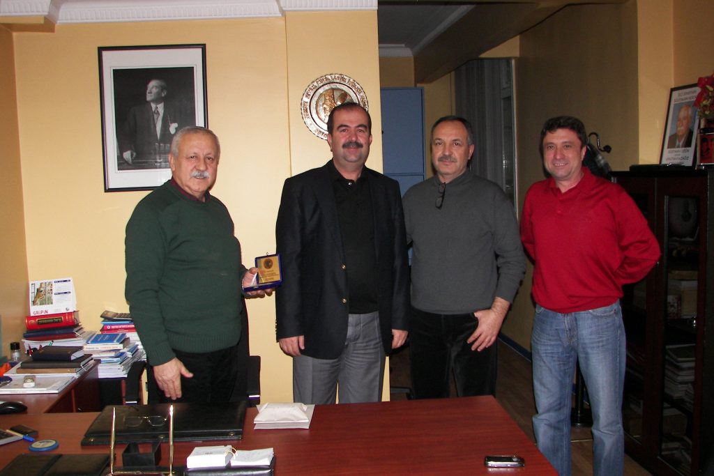 Vakıf Ceylan'a hizmet plaketi