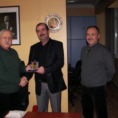 Vakıf Ceylan'a hizmet plaketi