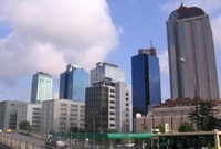 ‘Parıltılı binaların arkasında binlerce ölü işçi var’