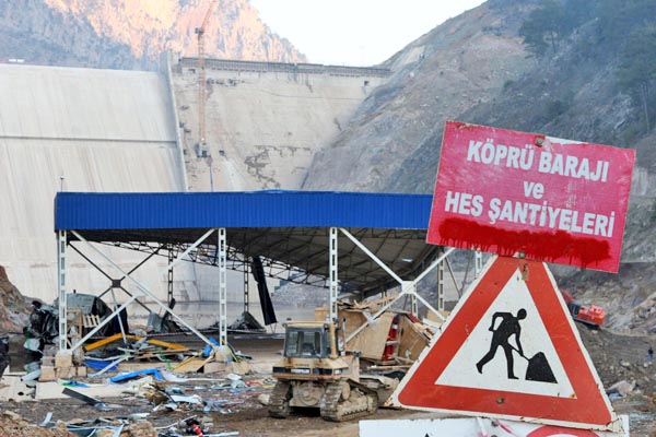 “Baraj çatlaktı sayın Valim”