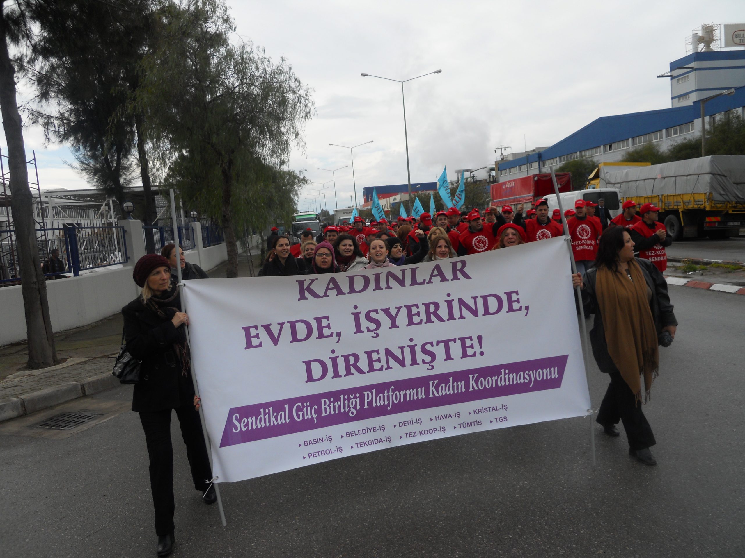 Kadınlar evde işte direnişte