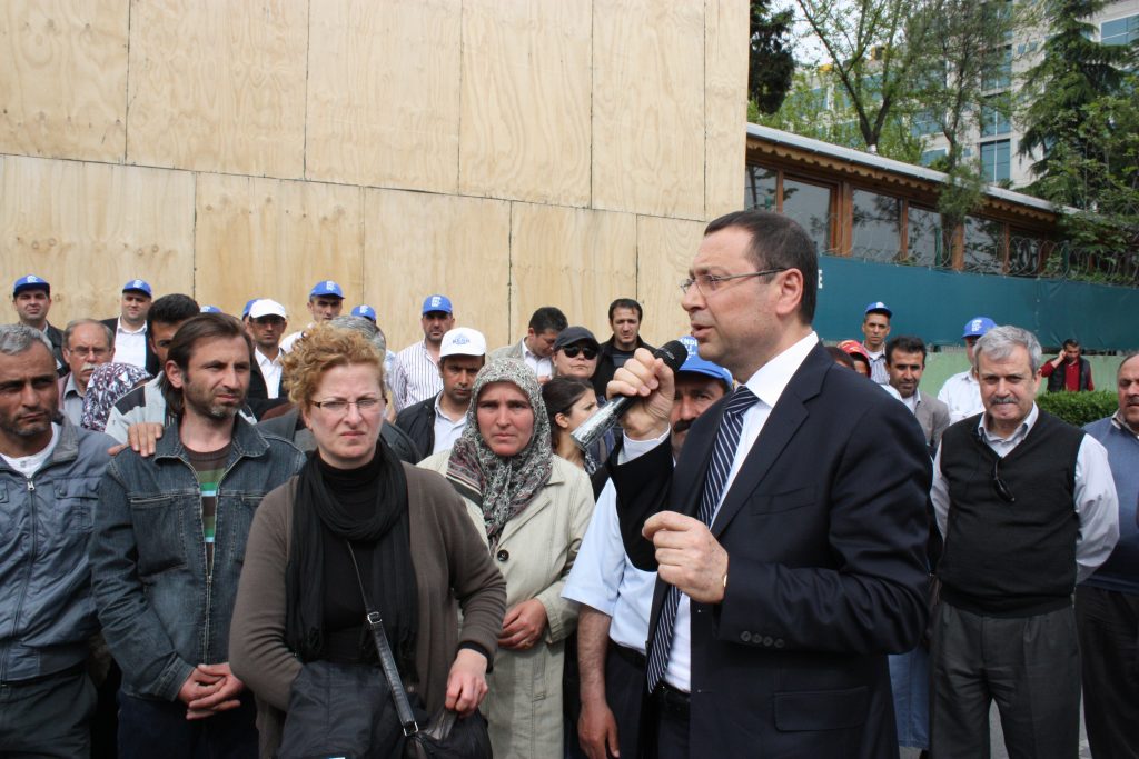 Petrol-İş'ten direnişteki Hey Tekstil işçilerinin mücadelesine destek