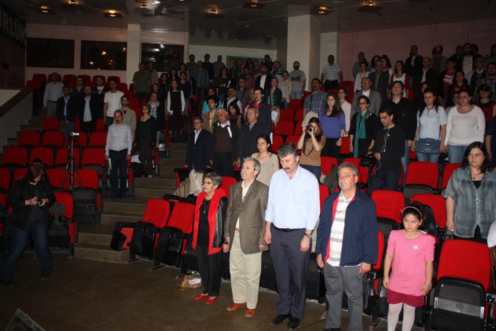 Sendikamızın ev sahipliği yaptığı toplantıda, her geçen gün artan iş cinayetlerinde yakınlarını kaybeden aileler biraraya geldi