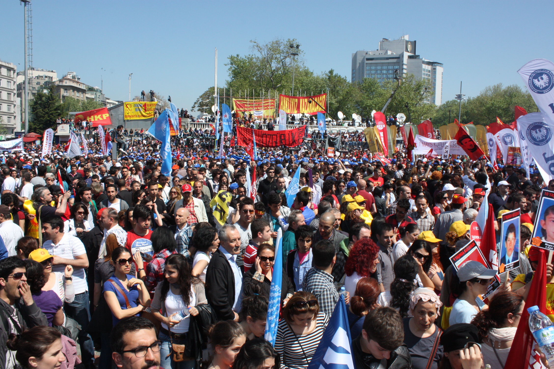 Petrol-İş, kitlesel katılımıyla  SGBP kortejinin en önünde yürüdü…