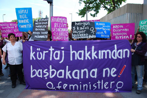 Kadınlardan başbakana protesto