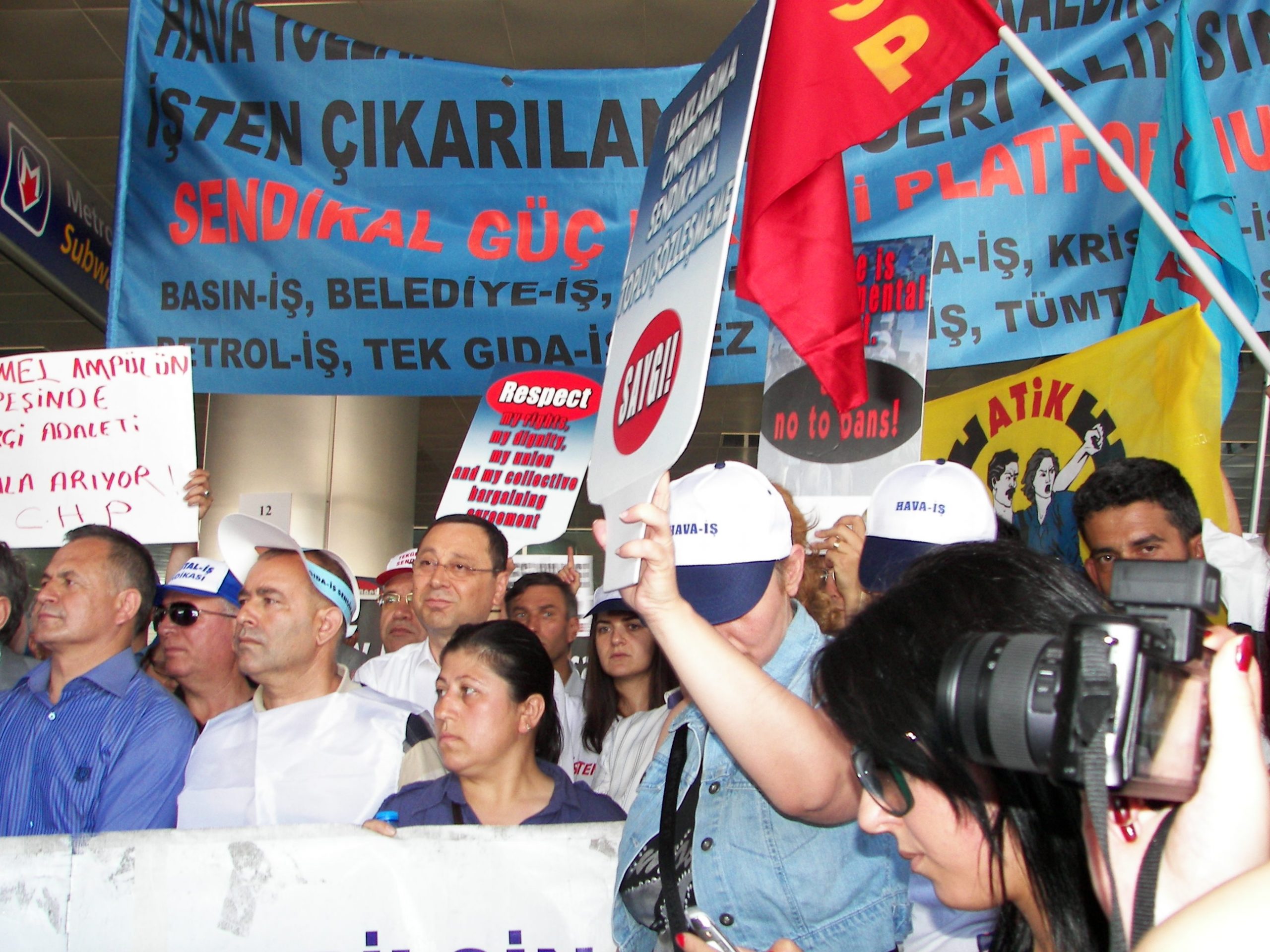 Sendikal Güç Birliği Platformu Hava-İş üyelerini direnişlerinin 12. gününde ziyaret ederek Türkiye genelinde eylemli mücadele başlattı.