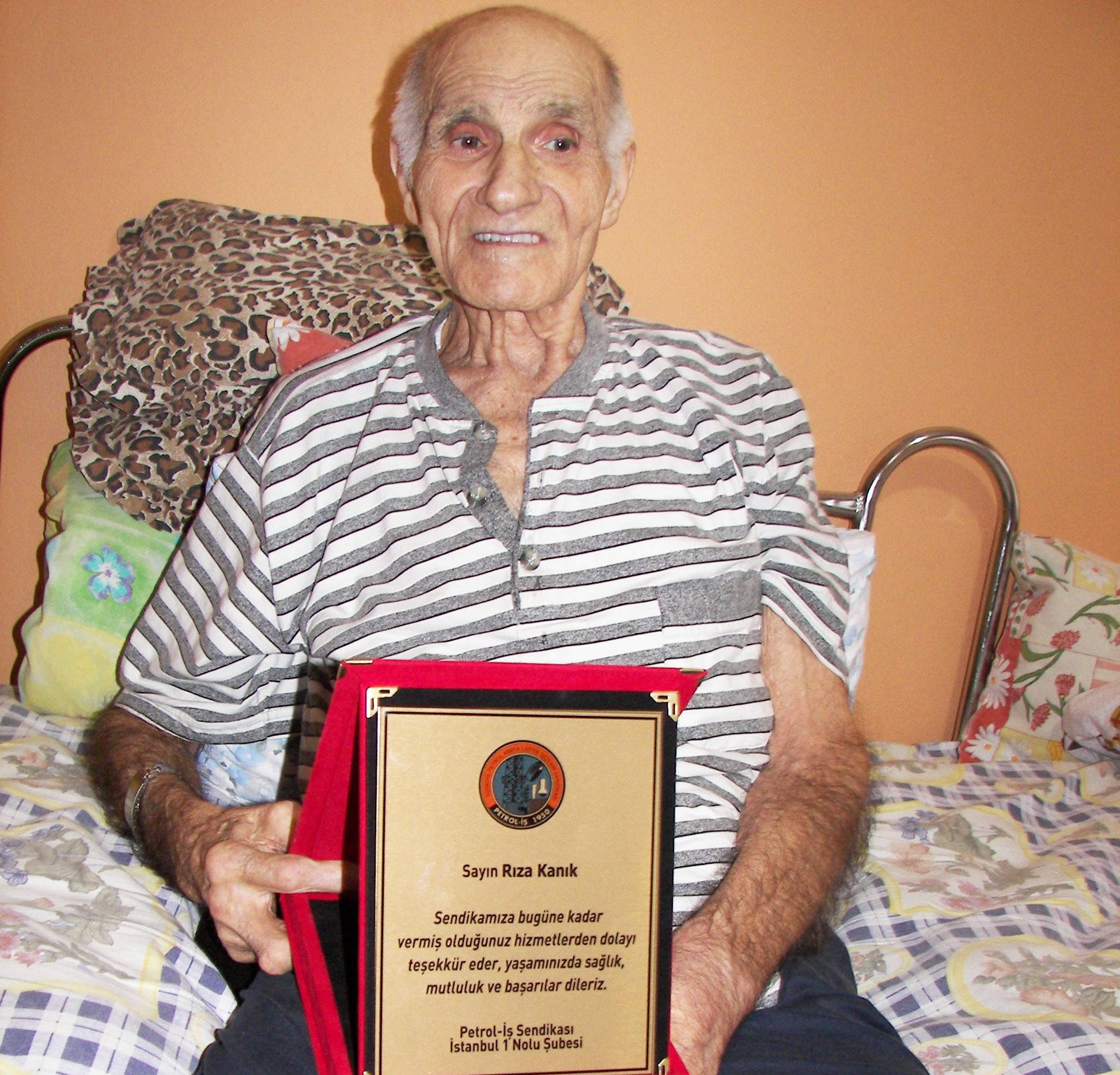 59 yıllık Gripin İlaç işçisi, Petrol-İş üyesi Rıza Kanık’a plaket