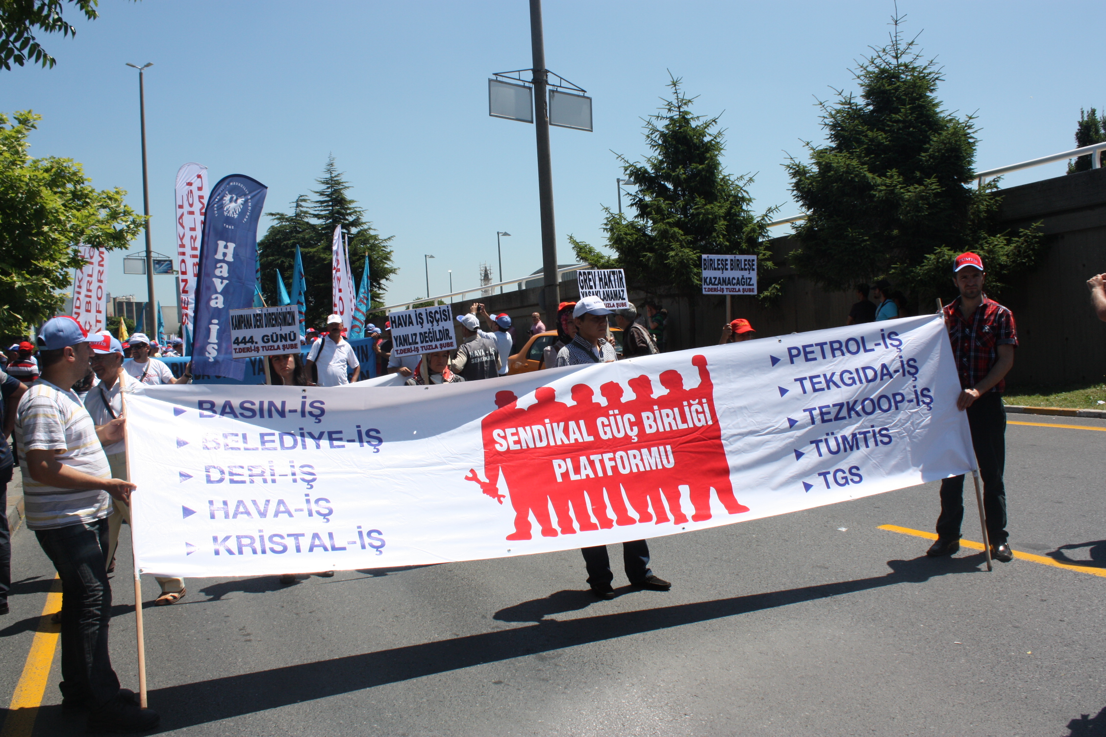 Sendikal Güç Birliği Platformu Hava-İş üyelerini direnişlerinin 12. gününde ziyaret ederek Türkiye genelinde eylemli mücadele başlattı.