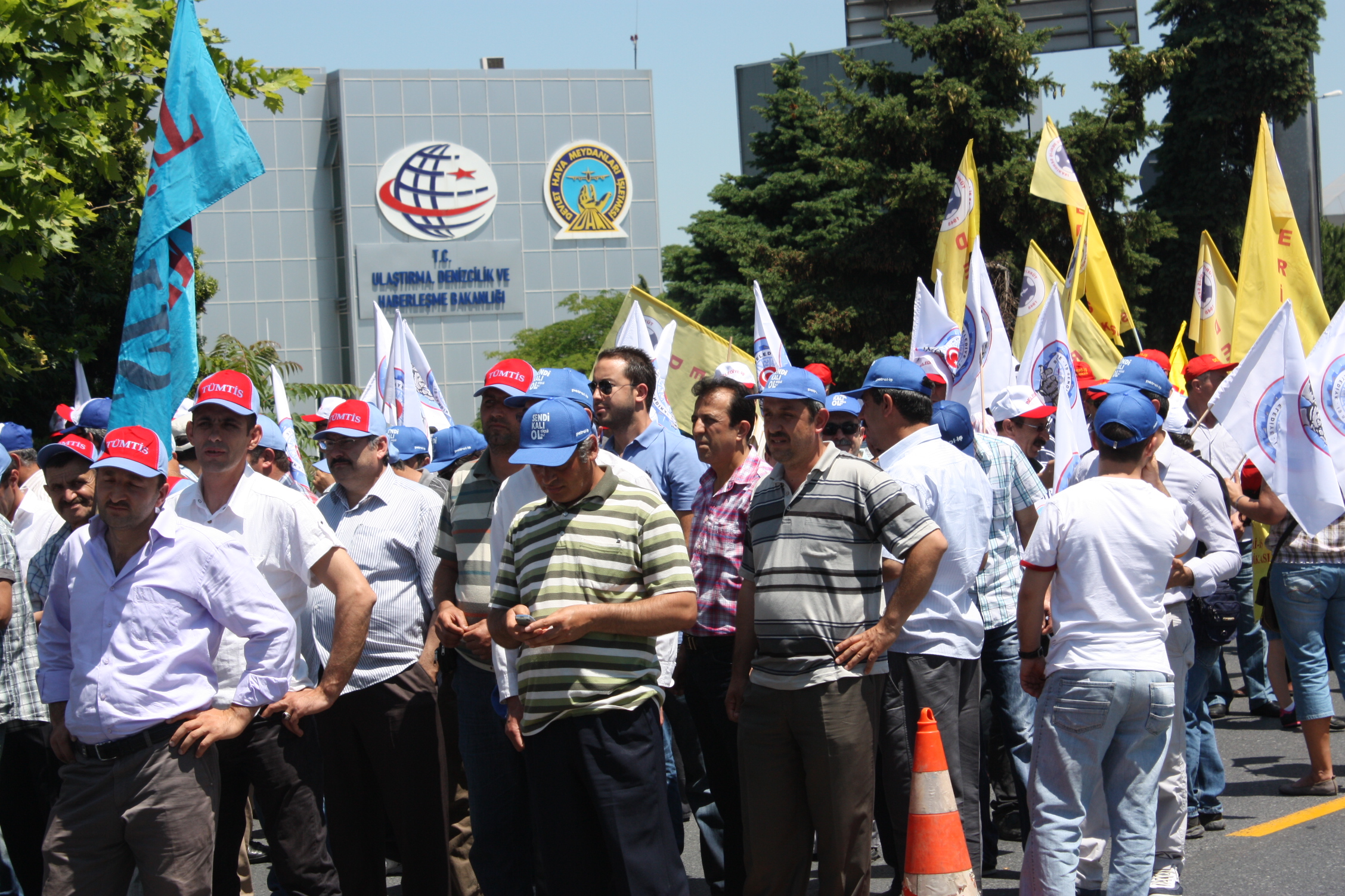 Sendikal Güç Birliği Platformu Hava-İş üyelerini direnişlerinin 12. gününde ziyaret ederek Türkiye genelinde eylemli mücadele başlattı.
