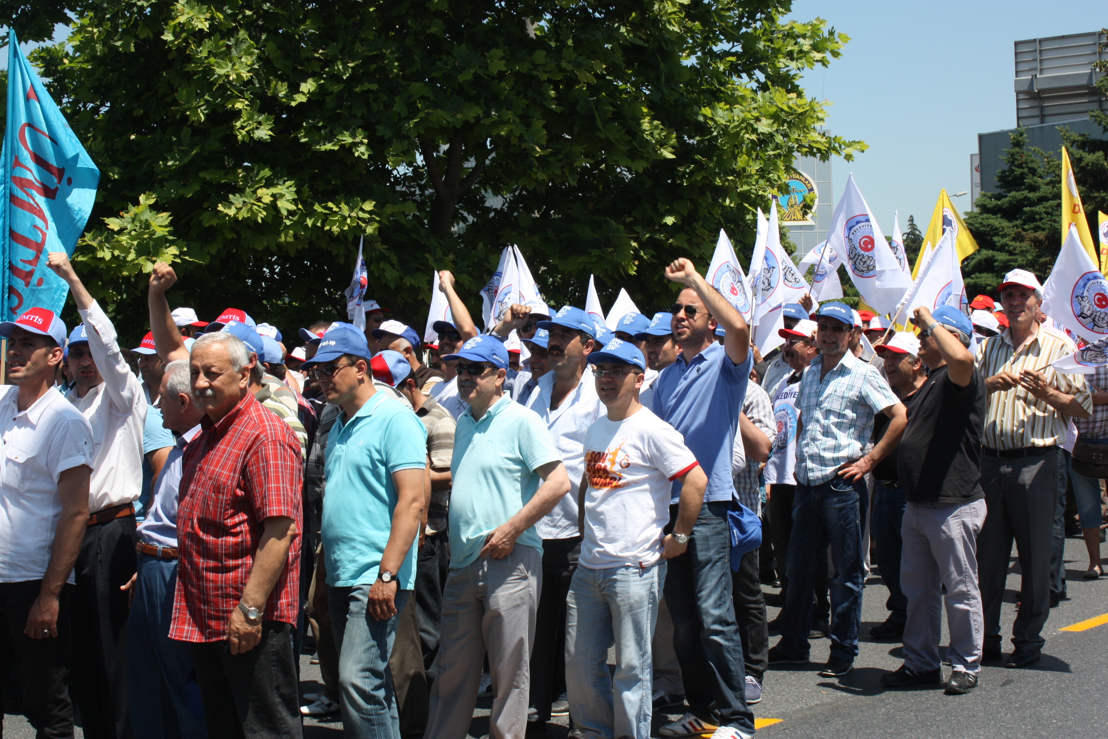Sendikal Güç Birliği Platformu Hava-İş üyelerini direnişlerinin 12. gününde ziyaret ederek Türkiye genelinde eylemli mücadele başlattı.