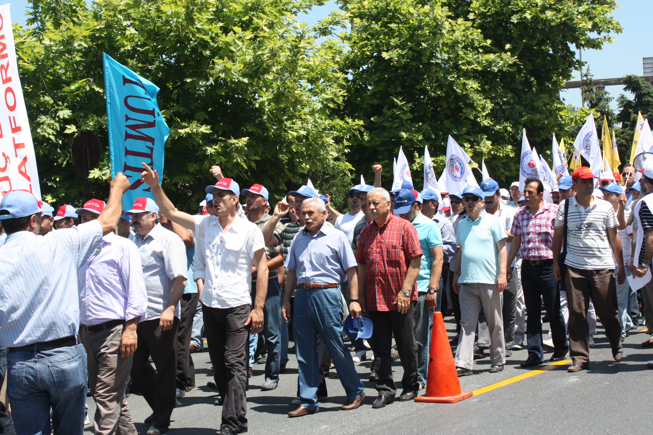 Sendikal Güç Birliği Platformu Hava-İş üyelerini direnişlerinin 12. gününde ziyaret ederek Türkiye genelinde eylemli mücadele başlattı.