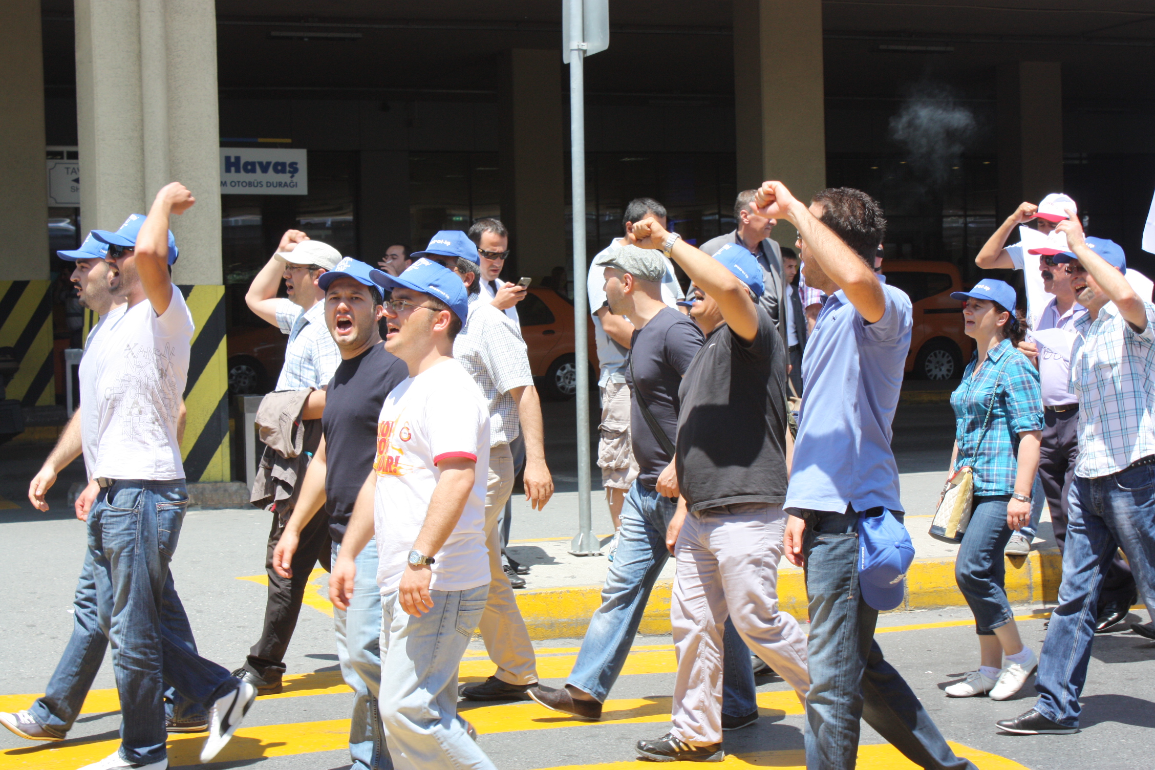 Sendikal Güç Birliği Platformu Hava-İş üyelerini direnişlerinin 12. gününde ziyaret ederek Türkiye genelinde eylemli mücadele başlattı.