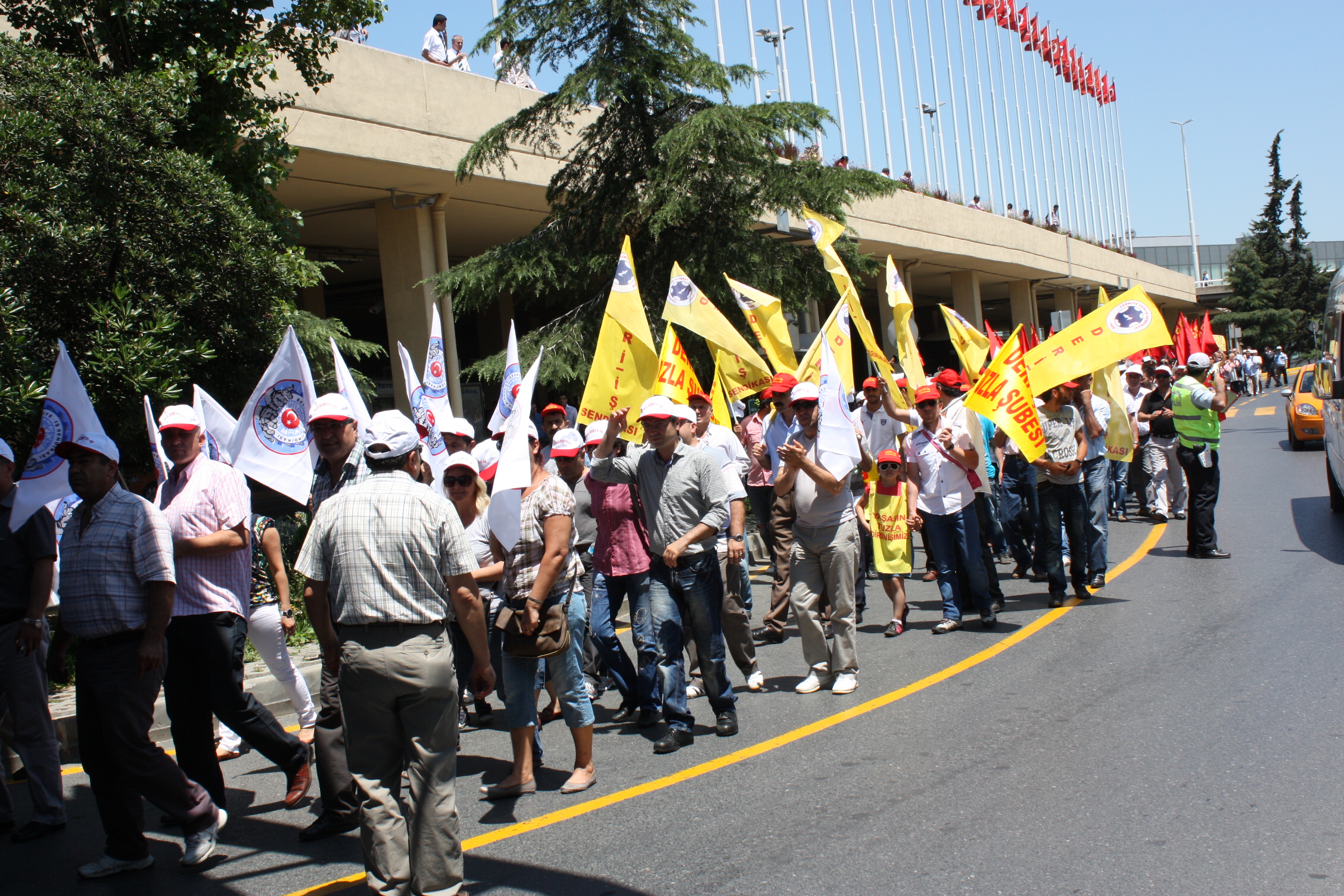Sendikal Güç Birliği Platformu Hava-İş üyelerini direnişlerinin 12. gününde ziyaret ederek Türkiye genelinde eylemli mücadele başlattı.