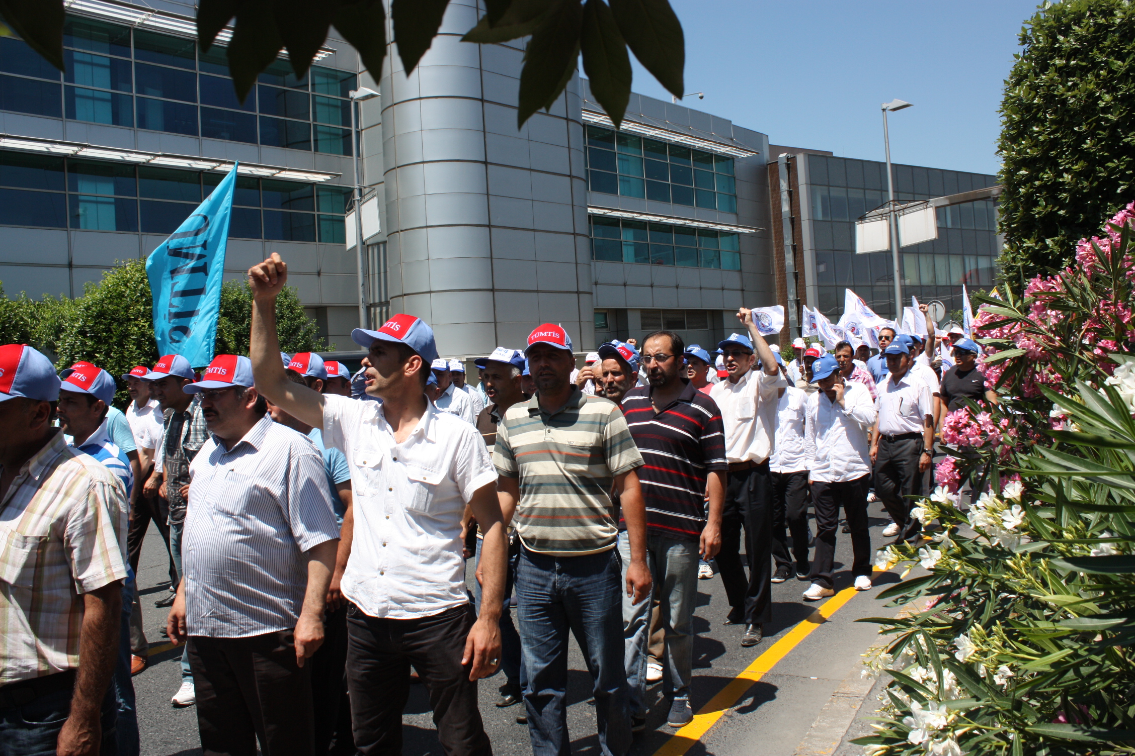 Sendikal Güç Birliği Platformu Hava-İş üyelerini direnişlerinin 12. gününde ziyaret ederek Türkiye genelinde eylemli mücadele başlattı.