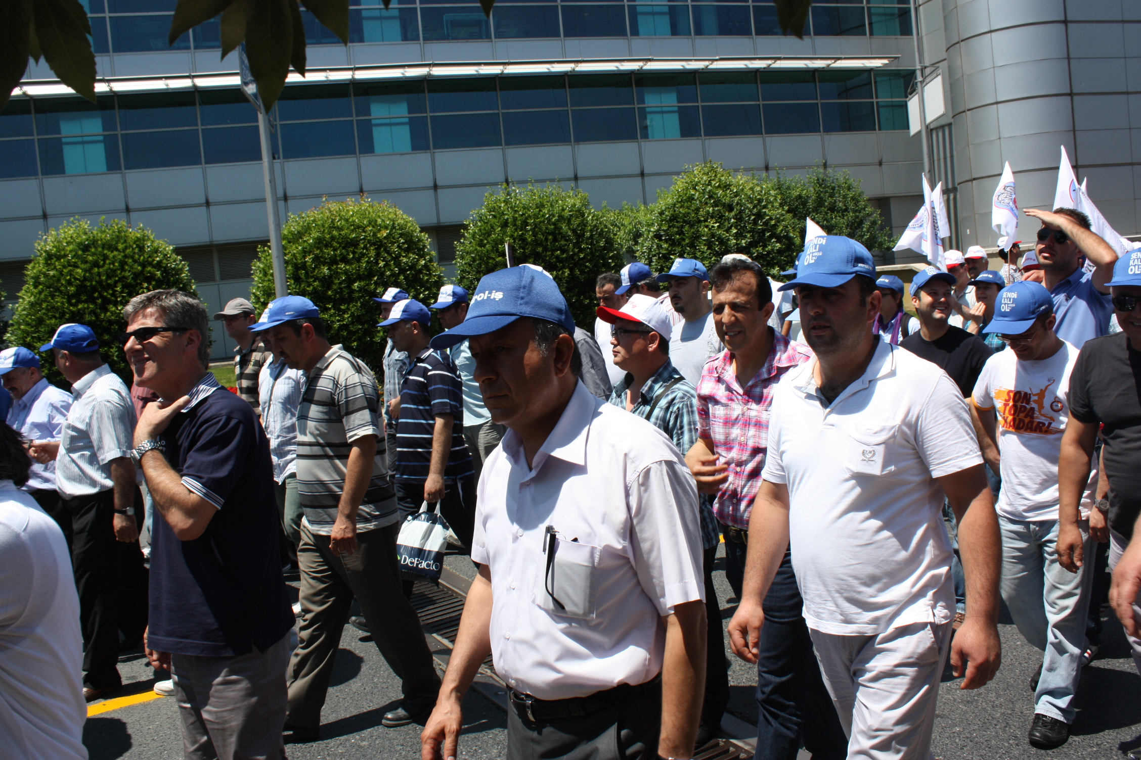 Sendikal Güç Birliği Platformu Hava-İş üyelerini direnişlerinin 12. gününde ziyaret ederek Türkiye genelinde eylemli mücadele başlattı.
