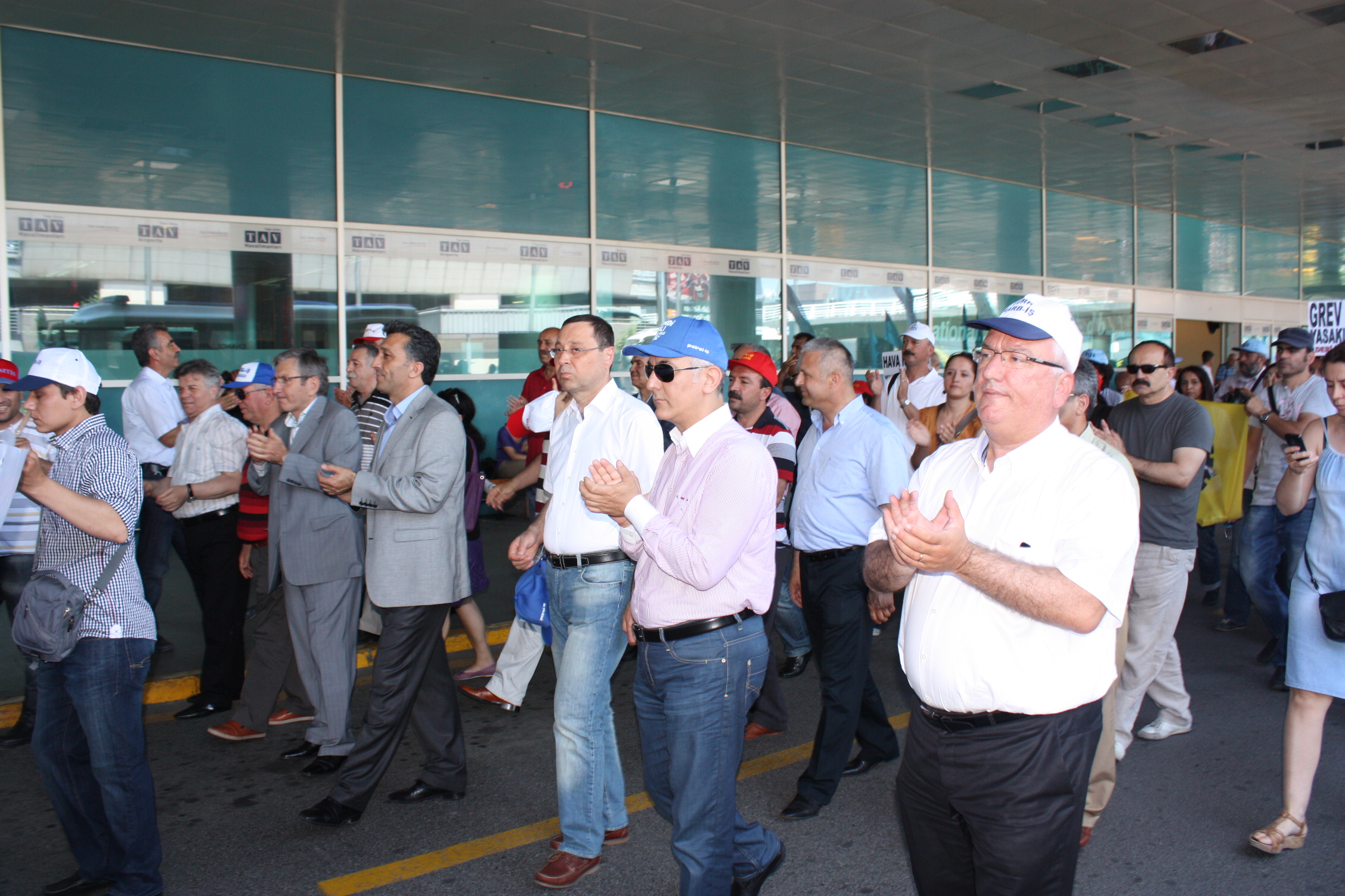 Sendikal Güç Birliği Platformu Hava-İş üyelerini direnişlerinin 12. gününde ziyaret ederek Türkiye genelinde eylemli mücadele başlattı.