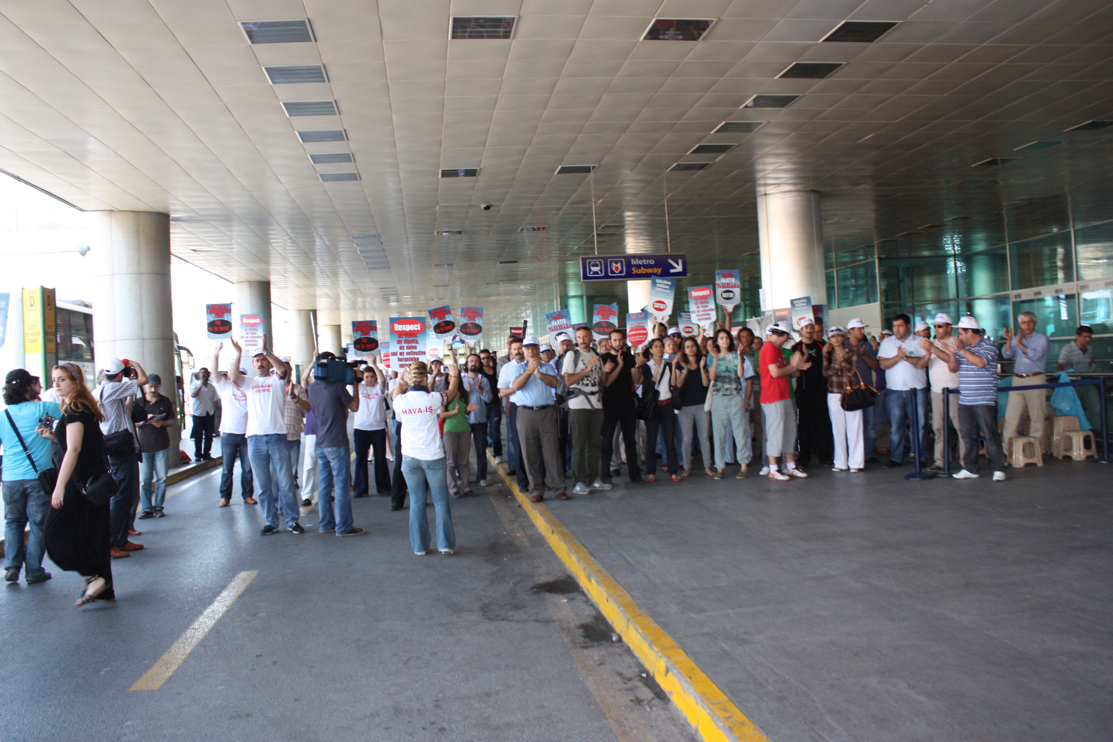 Sendikal Güç Birliği Platformu Hava-İş üyelerini direnişlerinin 12. gününde ziyaret ederek Türkiye genelinde eylemli mücadele başlattı.