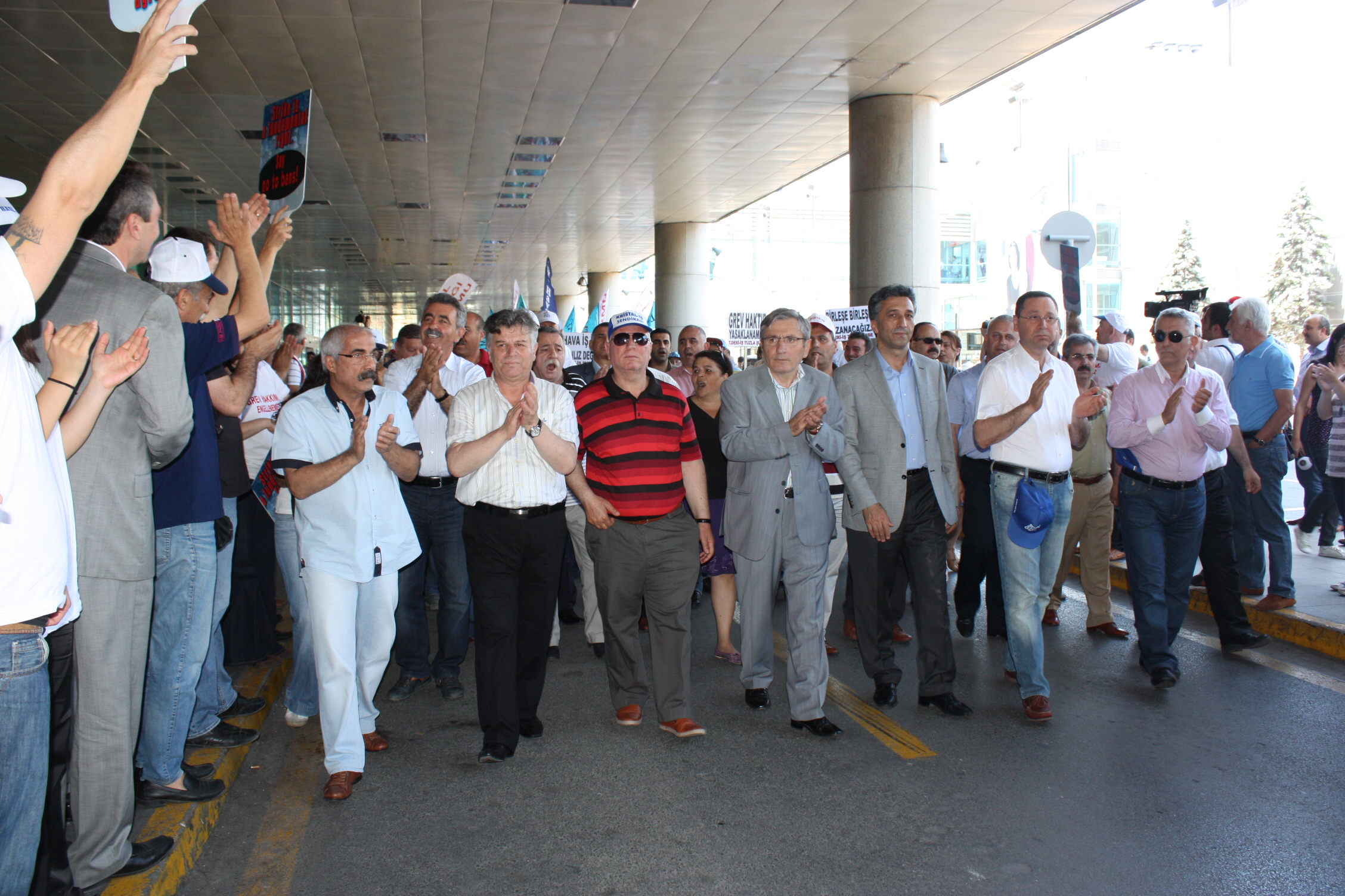 Sendikal Güç Birliği Platformu Hava-İş üyelerini direnişlerinin 12. gününde ziyaret ederek Türkiye genelinde eylemli mücadele başlattı.