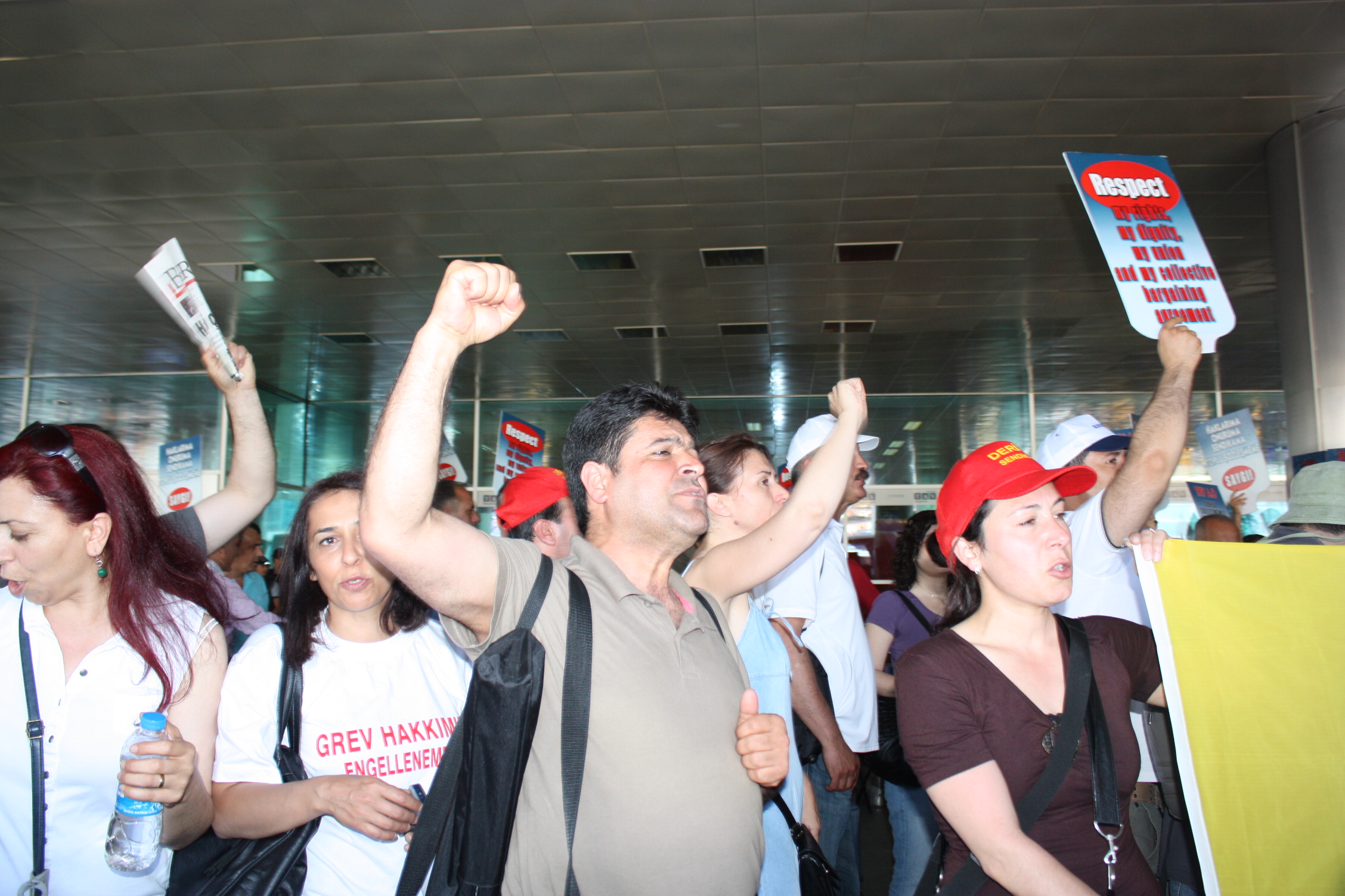 Sendikal Güç Birliği Platformu Hava-İş üyelerini direnişlerinin 12. gününde ziyaret ederek Türkiye genelinde eylemli mücadele başlattı.