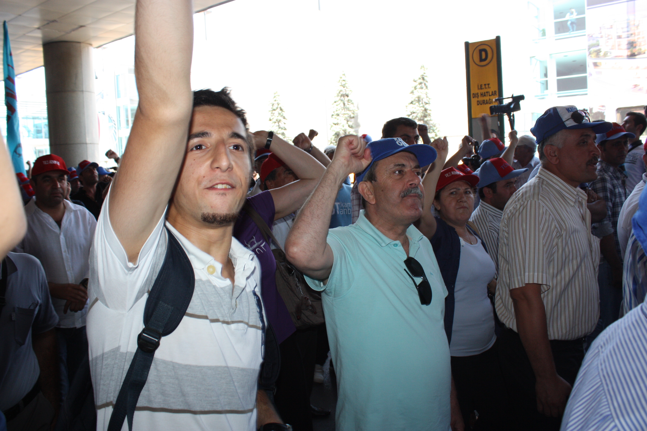 Sendikal Güç Birliği Platformu Hava-İş üyelerini direnişlerinin 12. gününde ziyaret ederek Türkiye genelinde eylemli mücadele başlattı.