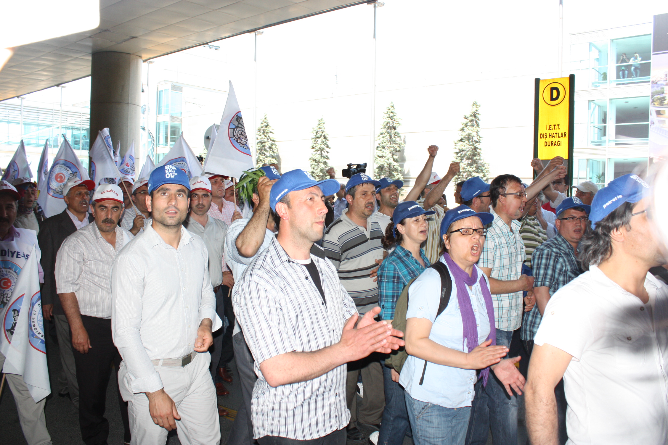 Sendikal Güç Birliği Platformu Hava-İş üyelerini direnişlerinin 12. gününde ziyaret ederek Türkiye genelinde eylemli mücadele başlattı.