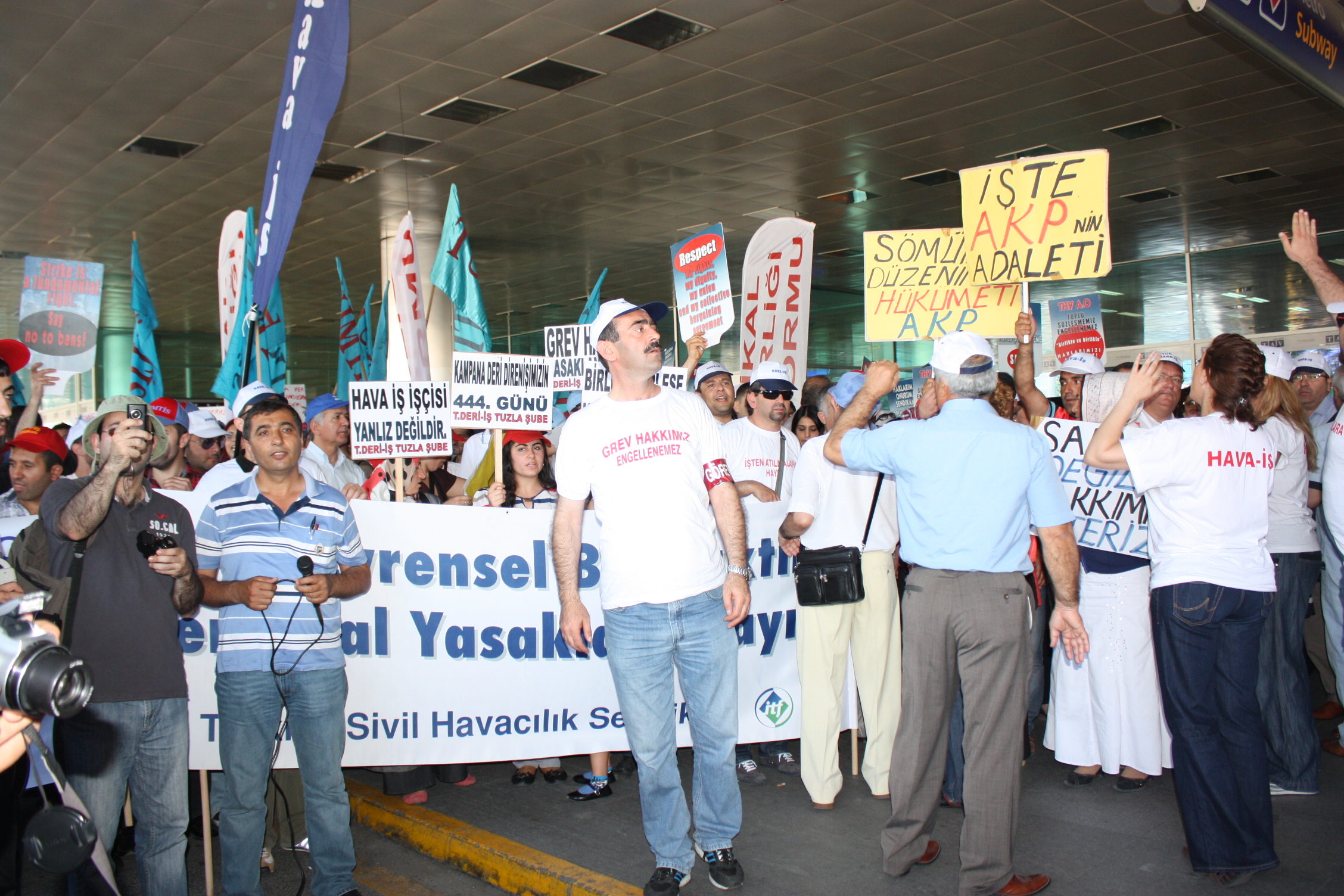 Sendikal Güç Birliği Platformu Hava-İş üyelerini direnişlerinin 12. gününde ziyaret ederek Türkiye genelinde eylemli mücadele başlattı.
