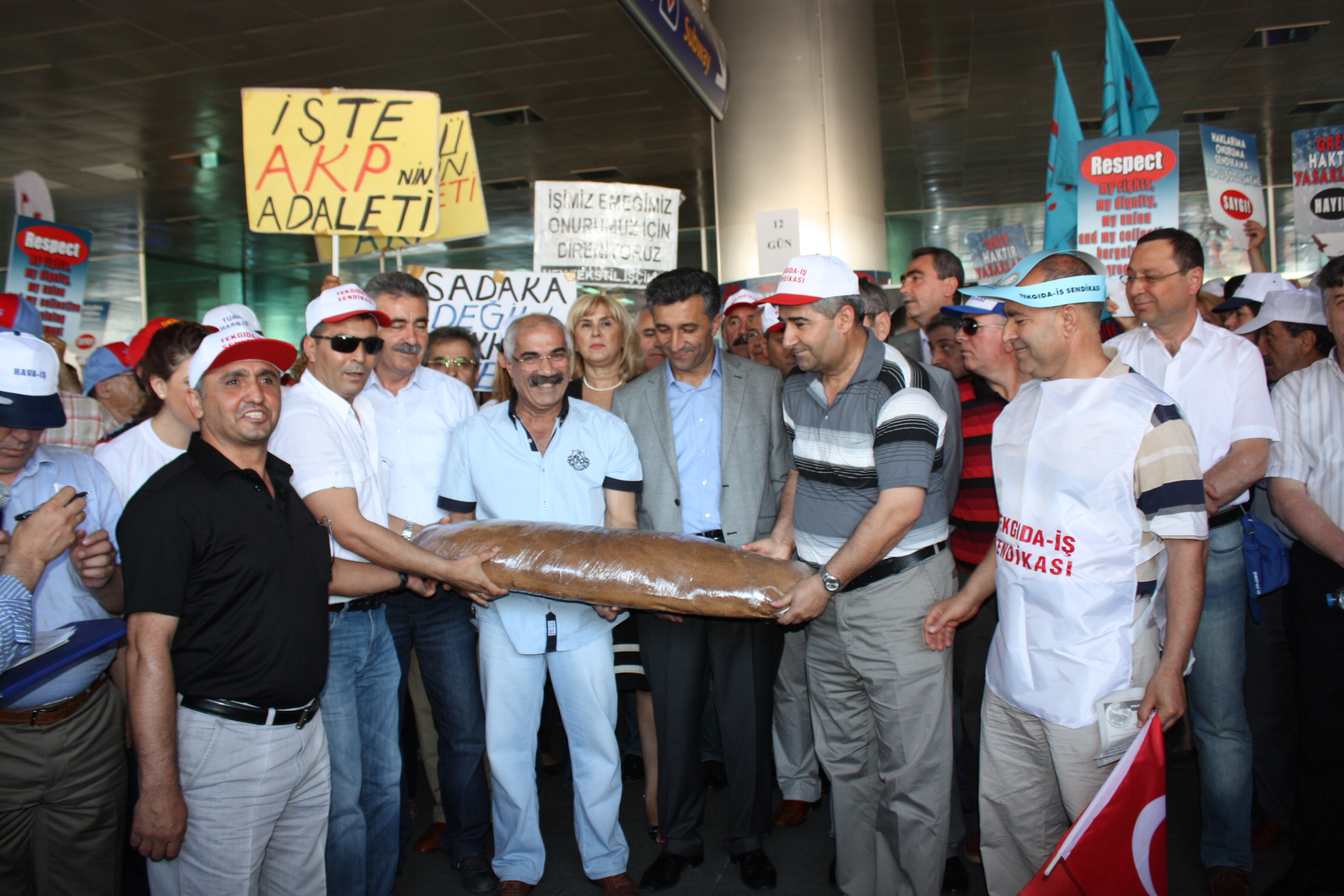 Sendikal Güç Birliği Platformu Hava-İş üyelerini direnişlerinin 12. gününde ziyaret ederek Türkiye genelinde eylemli mücadele başlattı.