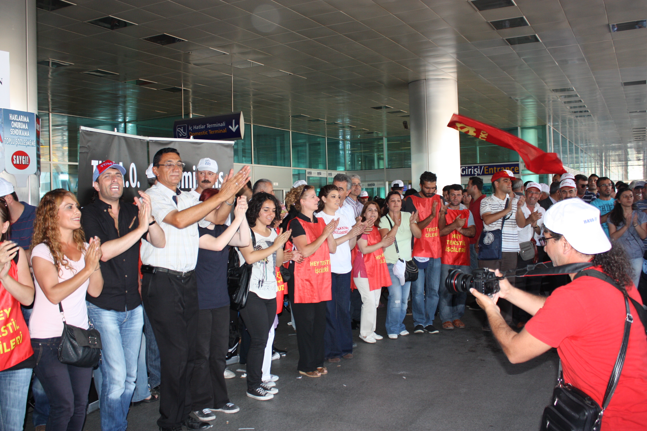 Sendikal Güç Birliği Platformu Hava-İş üyelerini direnişlerinin 12. gününde ziyaret ederek Türkiye genelinde eylemli mücadele başlattı.