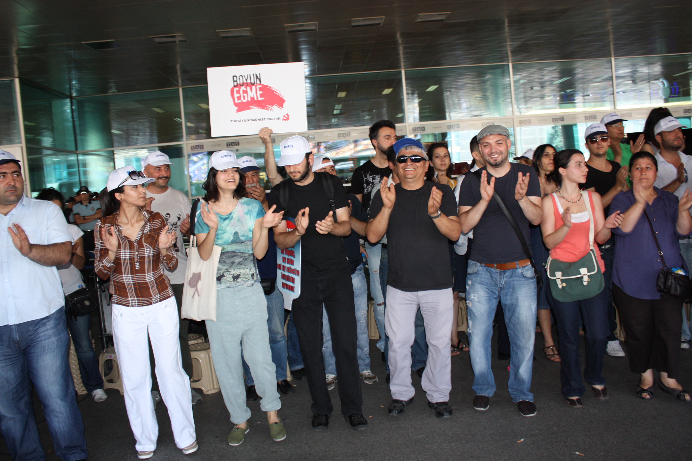 Sendikal Güç Birliği Platformu Hava-İş üyelerini direnişlerinin 12. gününde ziyaret ederek Türkiye genelinde eylemli mücadele başlattı.