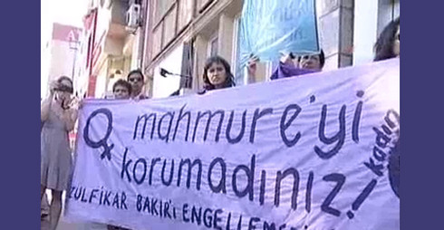 Karakol Önünde Kadın Katli Protestosu