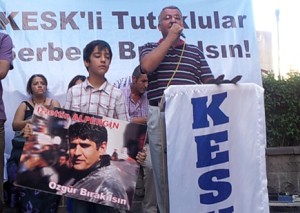 Tutuklu KESK üyeleri için “Özgür bırak” kürsüleri kuruldu