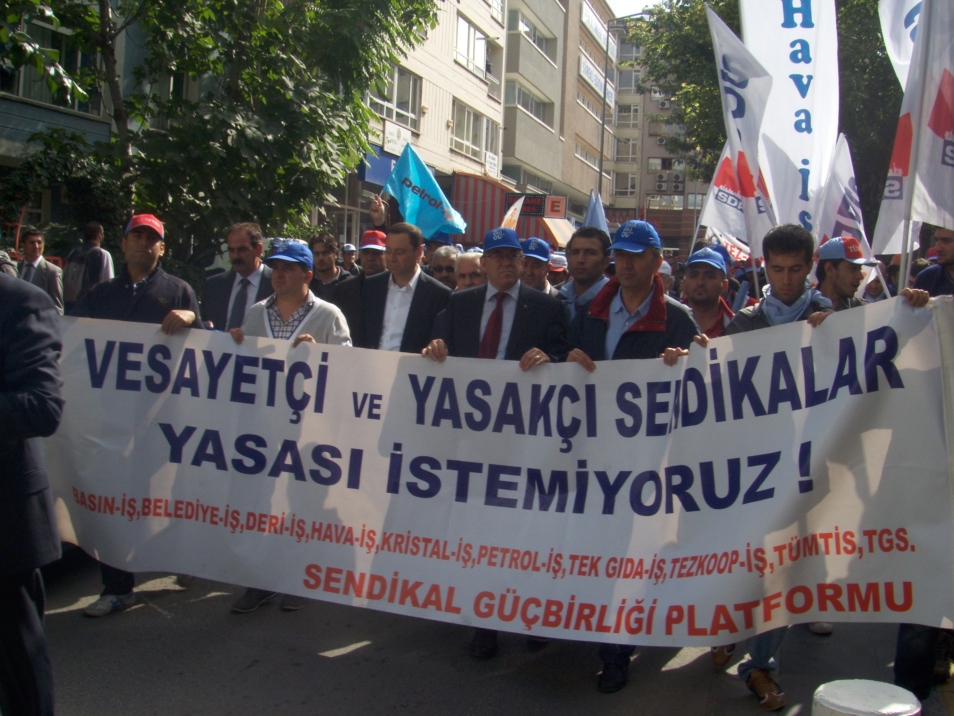 İşçilerin meclis yürüyüşüne saldırı