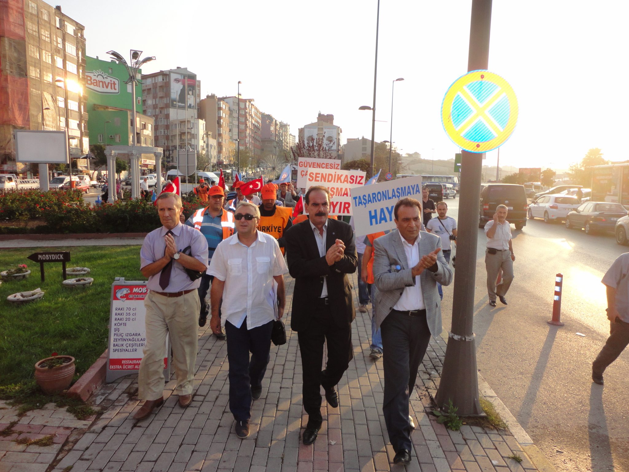 İşçinin gözlerindeki kıvılcım iktidar ampulünün ışığını kıstı