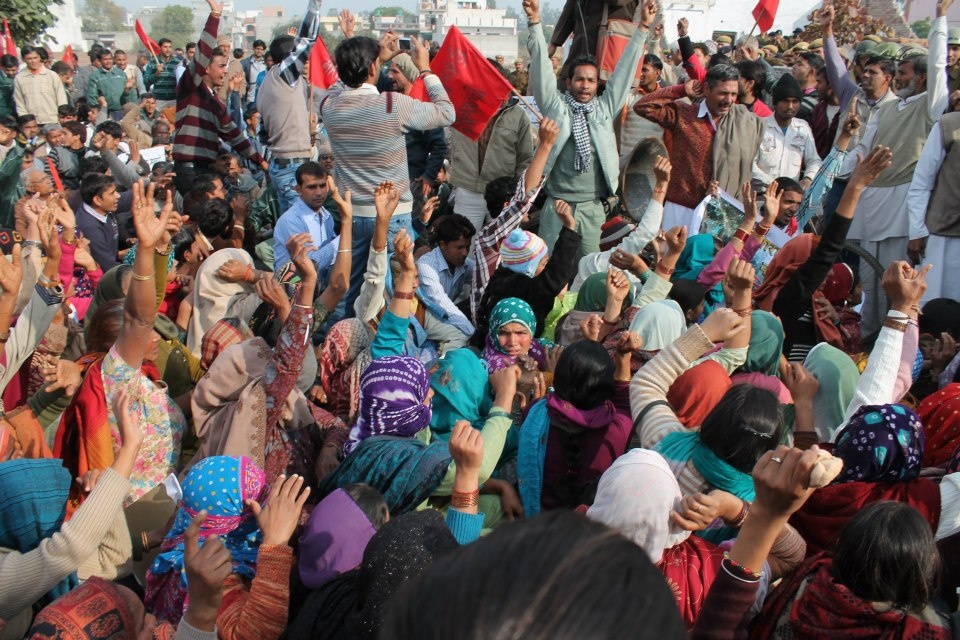 Hindistan'da işçiler sendika kapatılmasını protesto ediyor