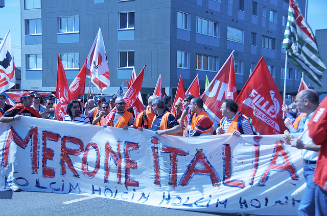 Holcim'in genel kurulunda işçilerin protestosu