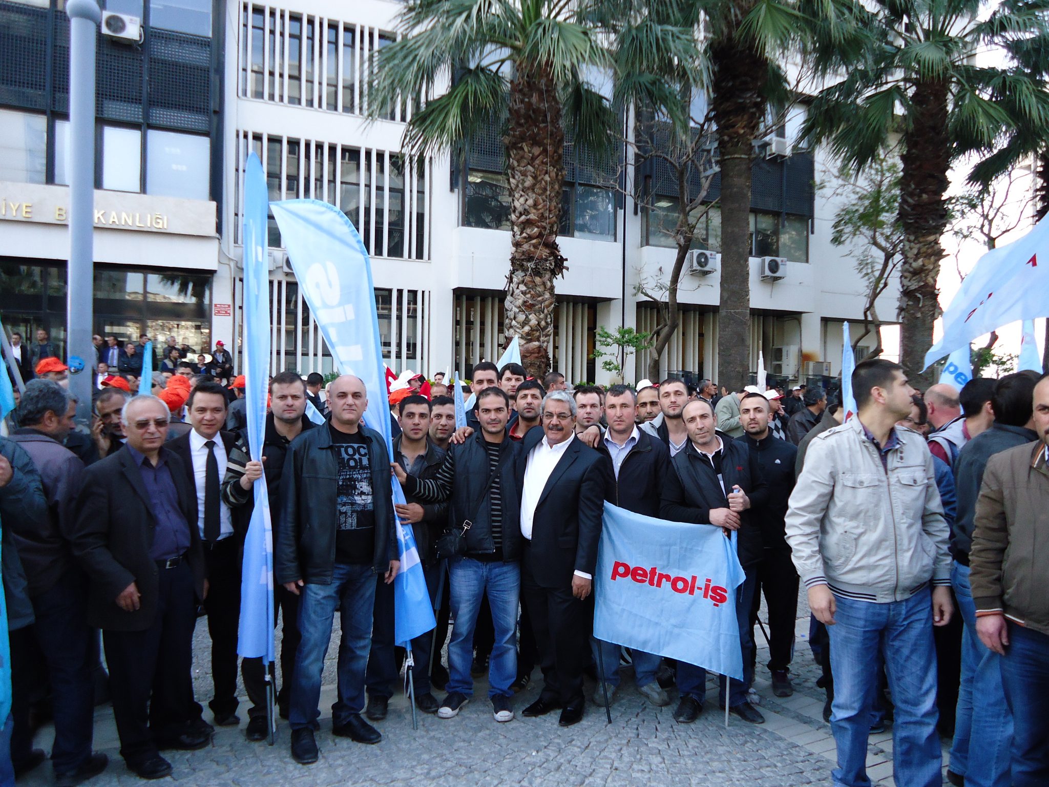 İZMİR’DE TAŞERON İŞÇİLİĞİNE HAYIR MİTİNGİ