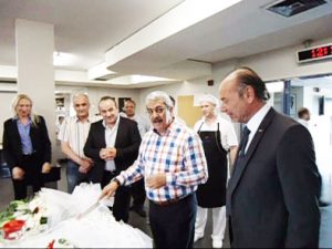 DYO A.Ş.’de İZMİR ŞUBE BAŞKANIMIZA  ÇİÇEKLİ VE PASTALI KARŞILAMA