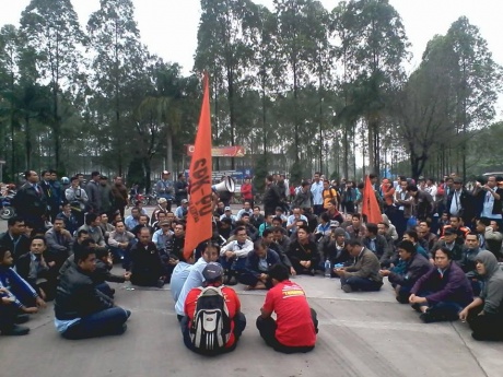 Endonezya kâğıt işçileri adil ücret ve hakları için grevde