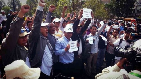 Kamboçya’da sendikalar hükümetin halk forumunu yasaklamasına karşı