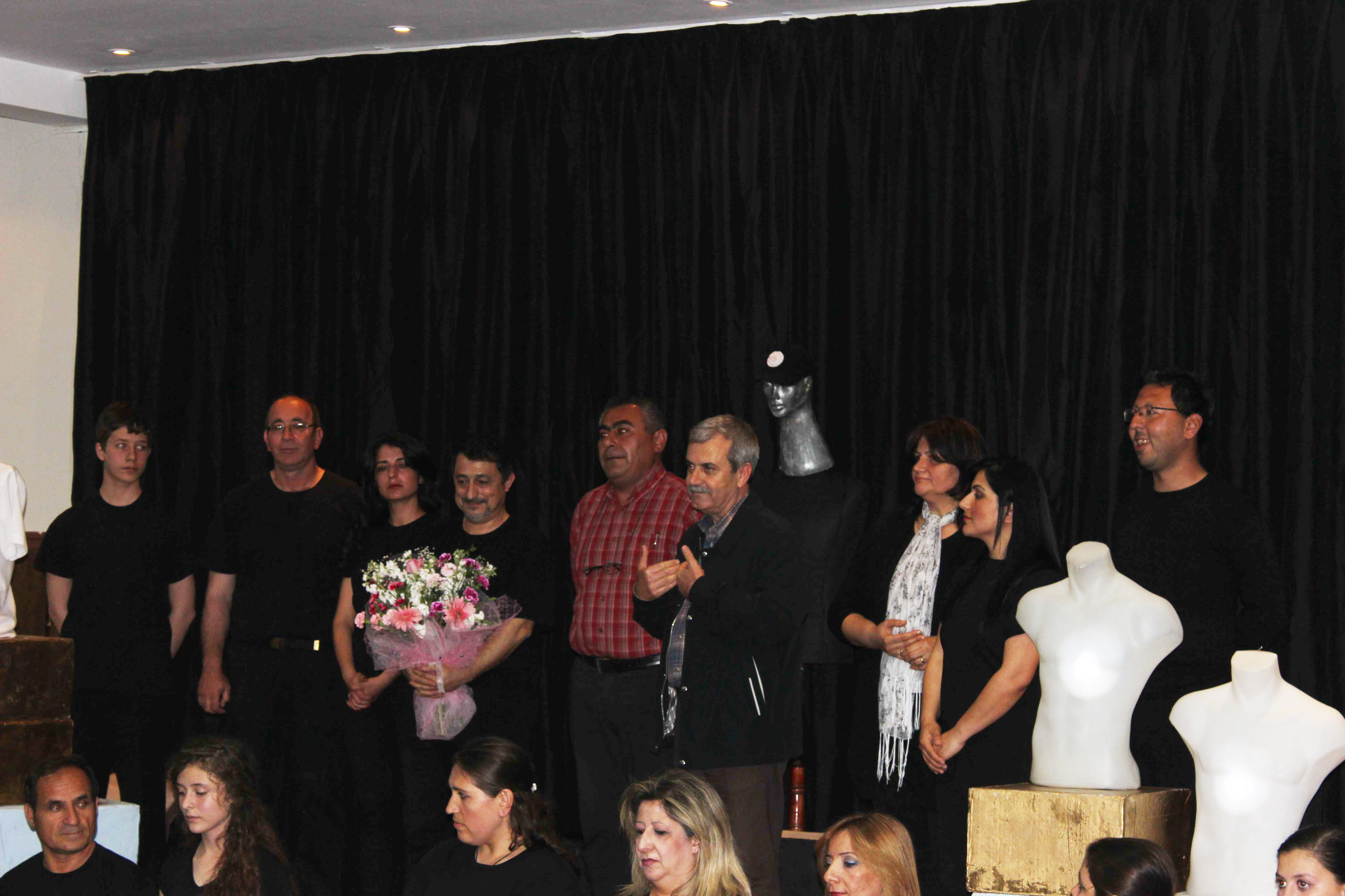 Ayak Takımı Tiyatro Topluluğu ''Halkın Ekmeği'' Oyunuyla Sahne Aldı