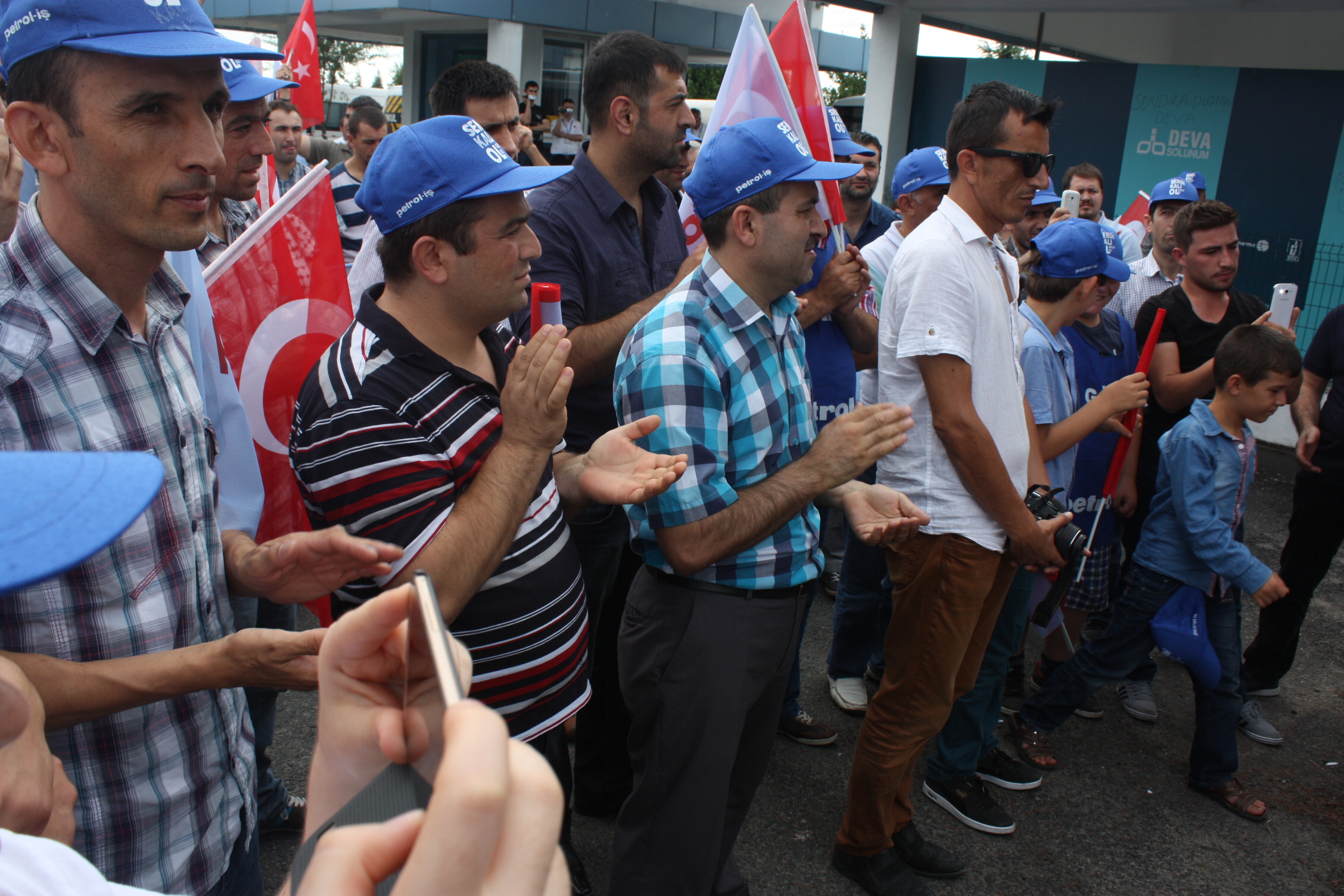 DİRENİŞİMİZ BÜYÜYEREK DEVAM EDİYOR