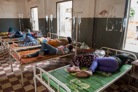 Kamboçya'da konfeksiyon işçilerinin bayılmasının ardındaki gerçek: sefalet ücreti