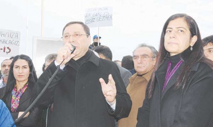 Yüzlerce petrol işçisi eylem yaptı, güvenceli çalışma talep etti