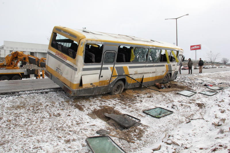 İşçileri taşıyan otobüs devrildi: 19 yaralı