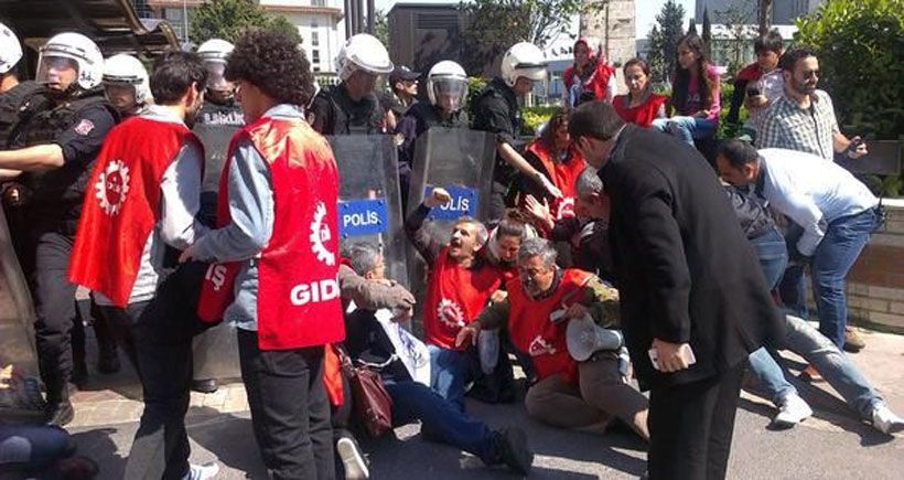 Divan Otel önünde oturma eylemi yapan işçilere polis saldırdı