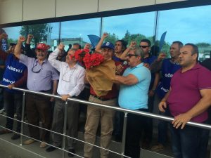 İzmir Şubemizden Eylemdeki PETKİM İşçilerine Kırmızı Karanfil