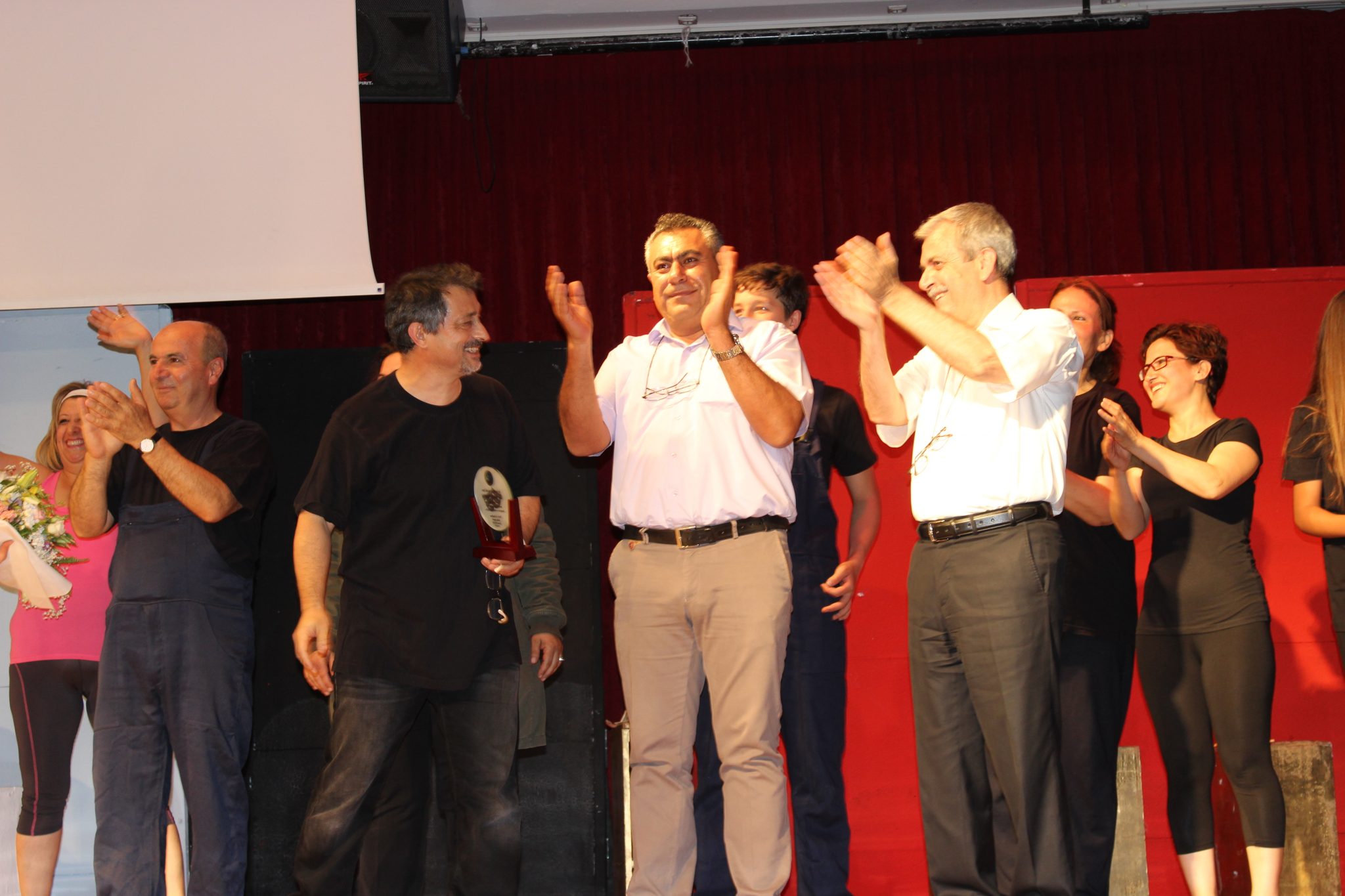 Ayaktakımı Tiyatro Topluluğu'nun “Bir Sorumlu Aranıyor Tüm Ülke Taranıyor” adlı oyunu büyük ilgi gördü