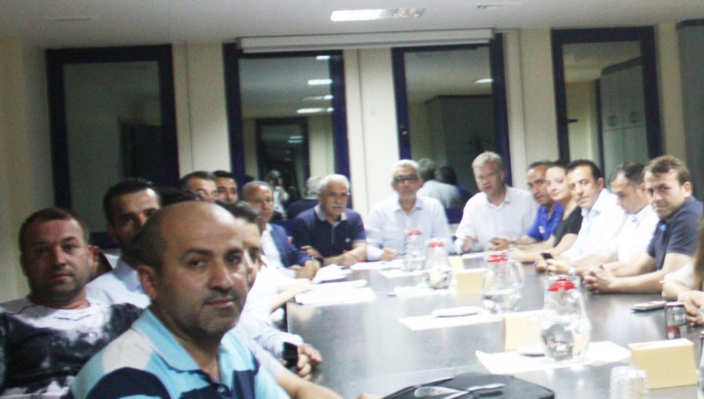 İşçiler fabrikaya alkışlarla girdi