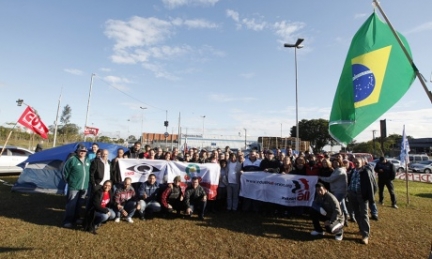 Brezilya'da sendikalar Mercedes Benz işçileriyle dayanışmada