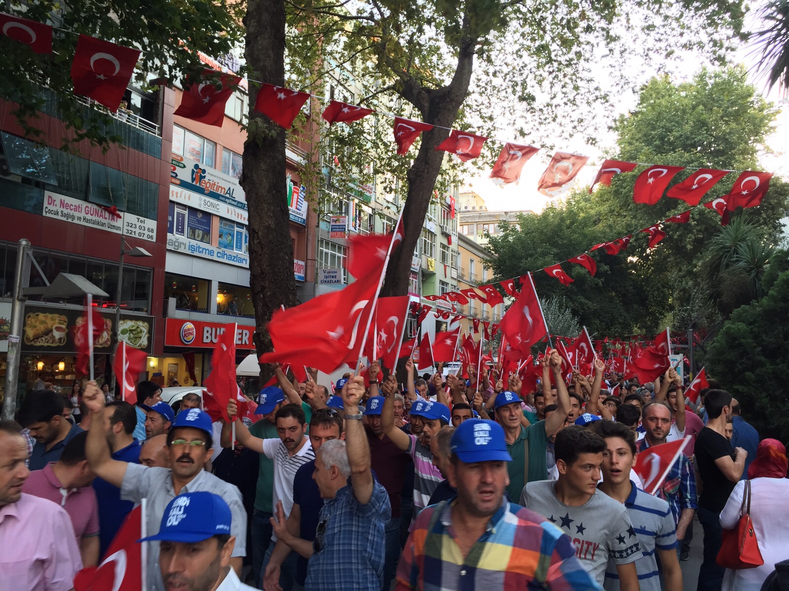 Kocaeli şehitleri için yürüdü